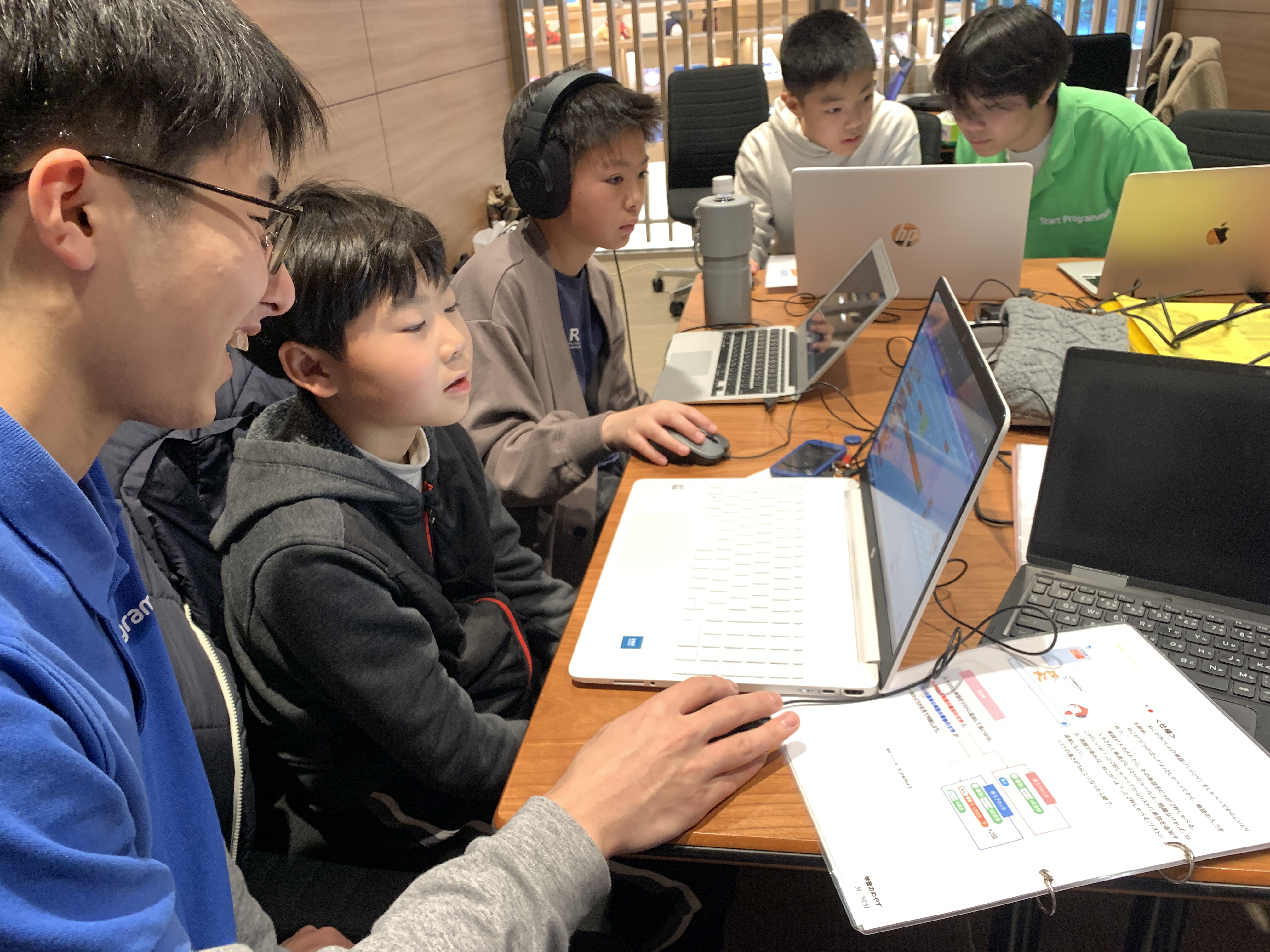 プログラミングを学ぶ様子
