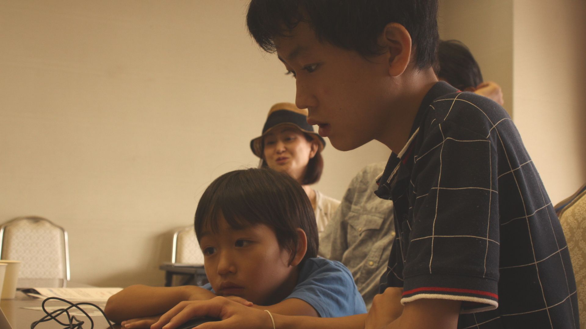体験会に参加した子どもがパソコンに向かっている様子