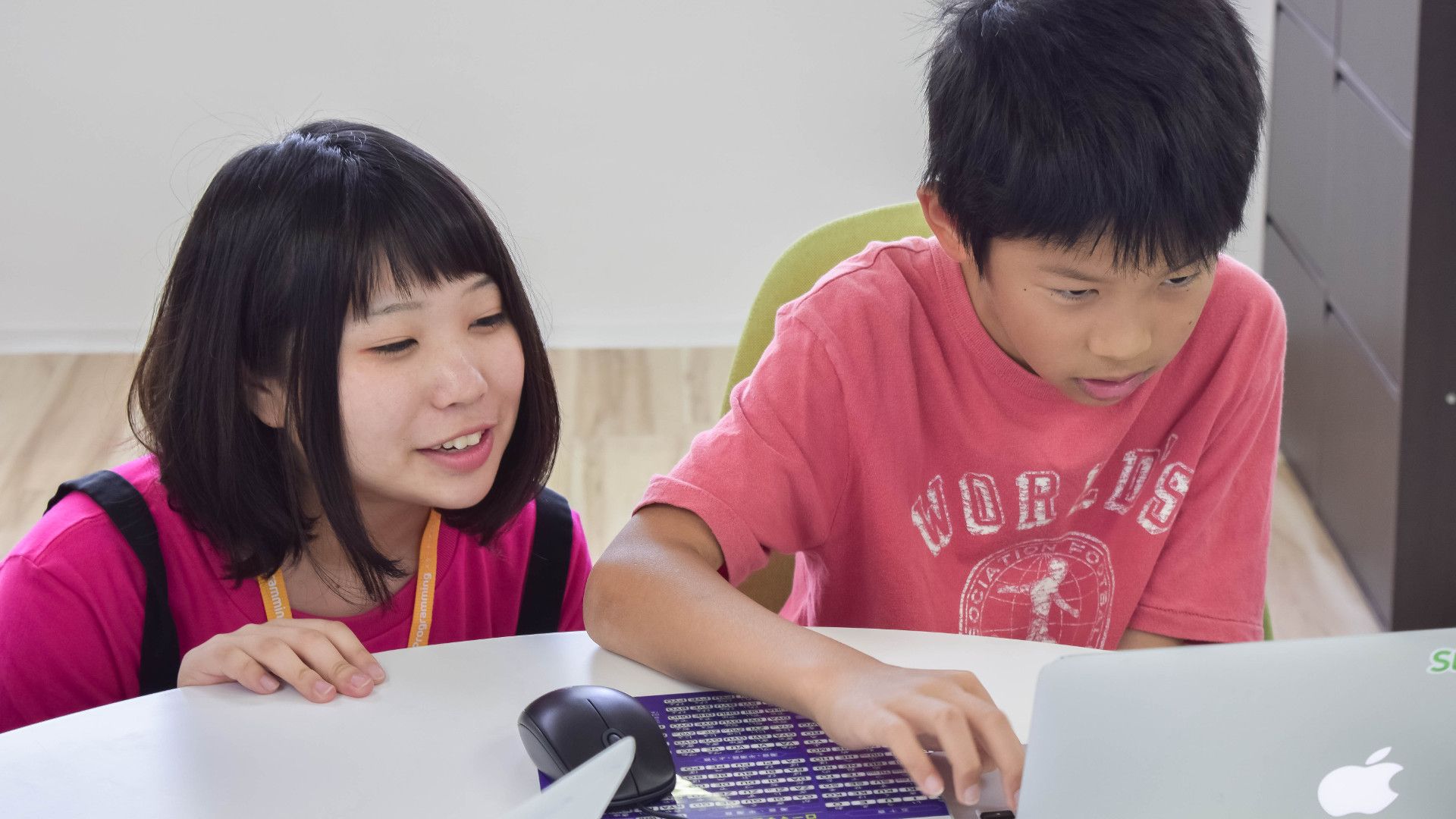 女性メンターが指導している姿