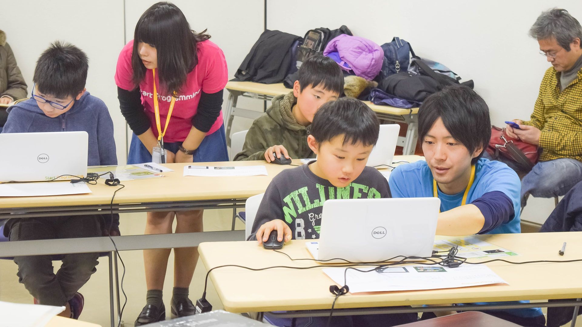 他の子どもを教える様子
