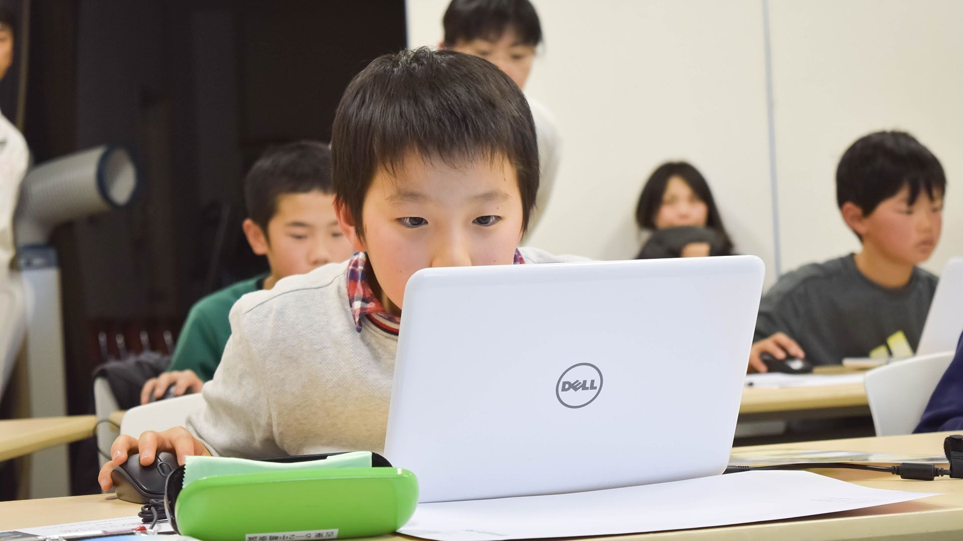 子どもが画面を見ている様子