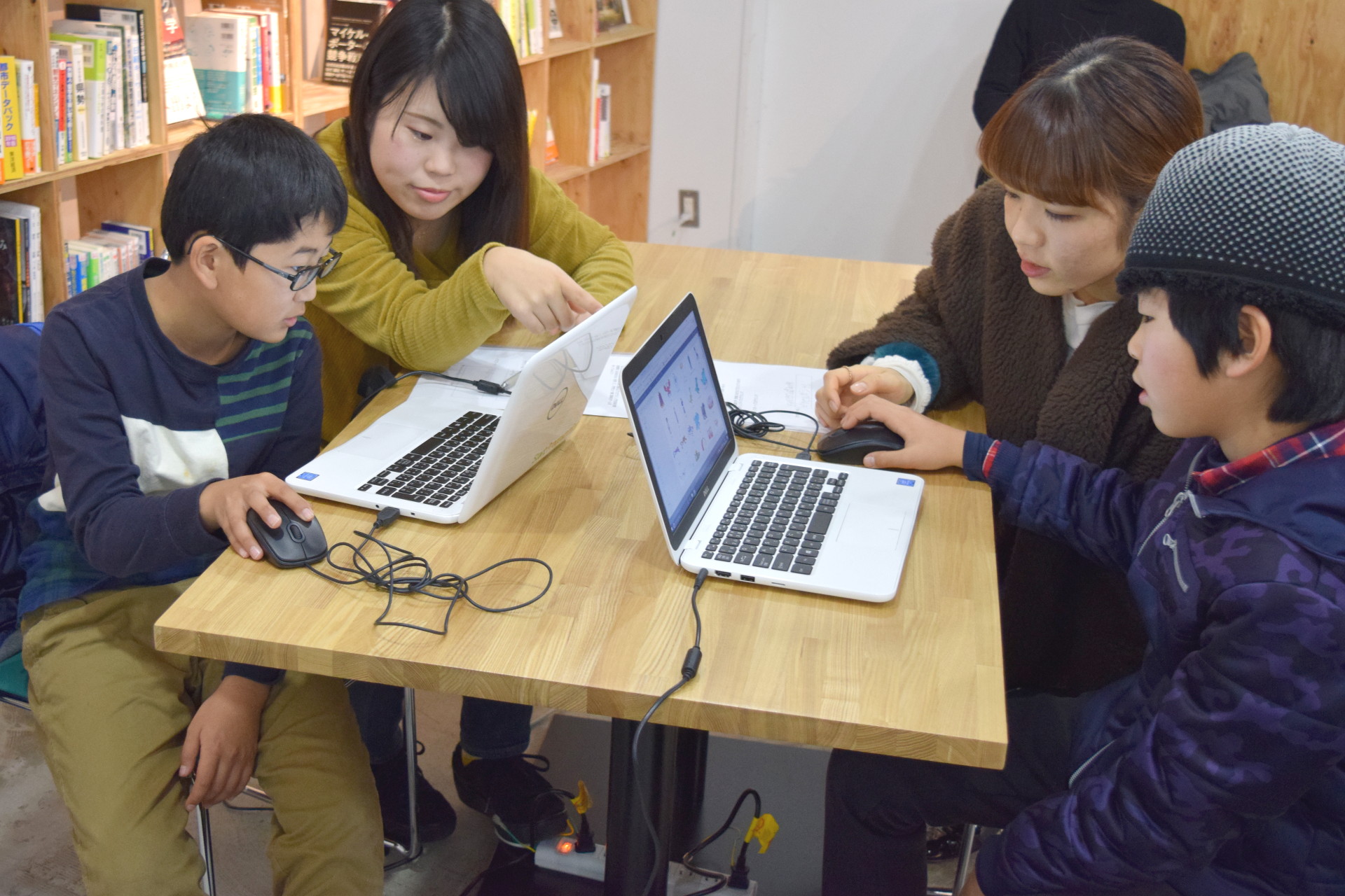 学生にプログラミングを教えてもらう様子